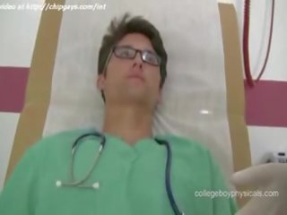 Seksi dokter seks dengan memasukkan jari bokong