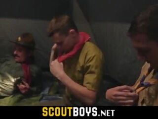 Kecil homoseks pria stripling pramuka terbangun naik oleh pemimpin untuk fuck-scoutboys&period;net