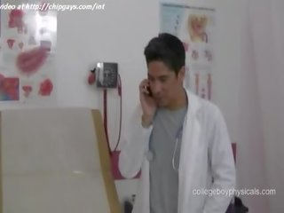 Segar dokter examines kekasih