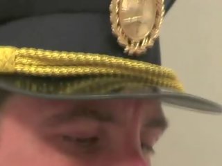 Te-n akrobatik drools üzerinde officers penis