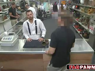 Fat klappen een penis achter counter in een winkel