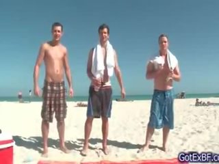 Agung homoseks pria seks tiga orang di bawah pancuran air