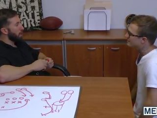 Jovens depilados fica fodido em o escritório por um treinador