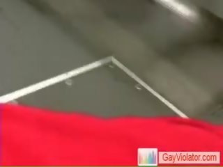Homme reçoit ramonée en metro par gayviolator